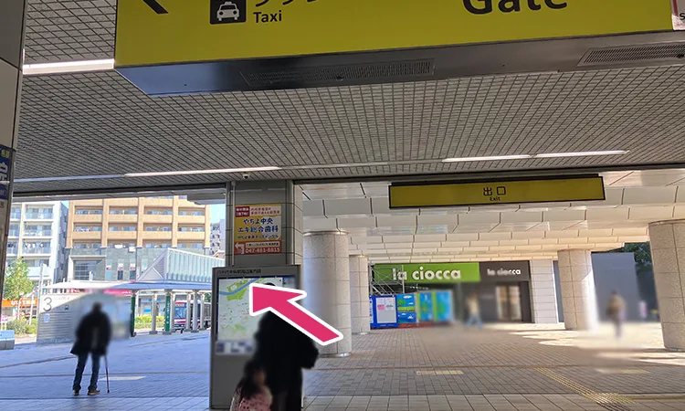 駅前のヘアーサロン　ラチョッカ（ｌａｃｉｏｃｃａ）を右に見ながらさらに進みます。