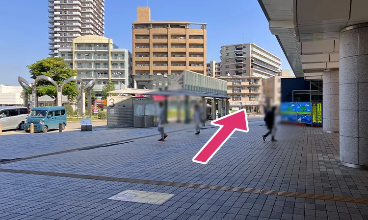 駅をでると目の前に見える赤い看板のあるビルにハーツデンタルクリニックがあります。