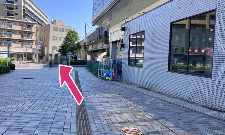 駅をでると目の前に見える赤い看板のあるビルにハーツデンタルクリニックがあります。