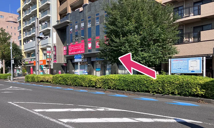駅をでると目の前に見える赤い看板のあるビルにハーツデンタルクリニックがあります。